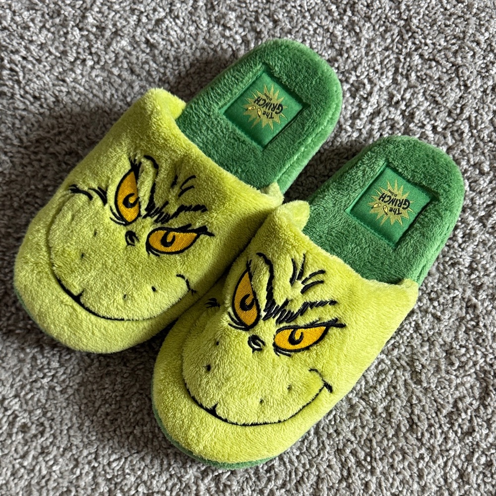 Grinch Talking Slippers NWOT ✨